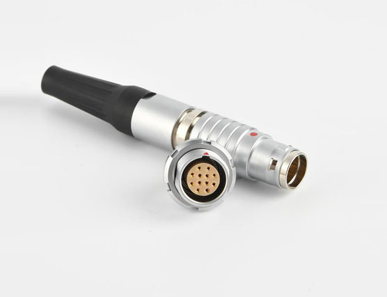 開(kāi)板尺寸對(duì)航空連接器的性能有何影響？